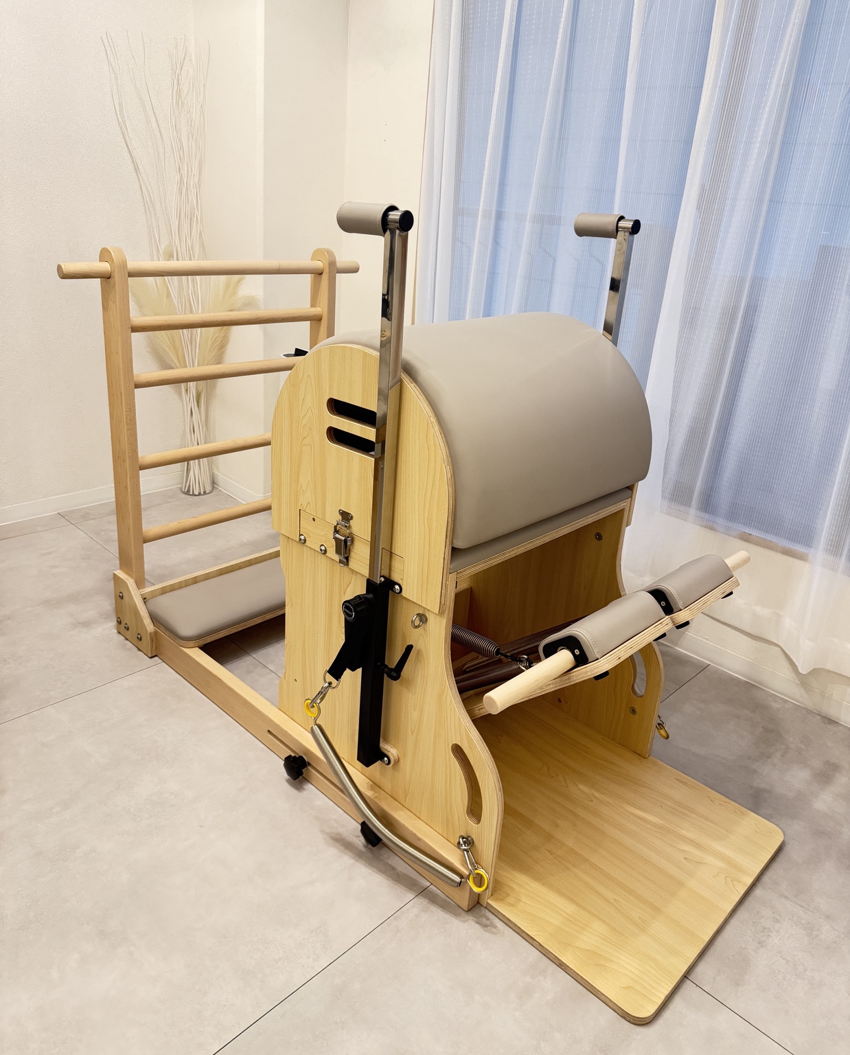Pilates STAGE AOYAMAに設置されたチェアとラダーバレル