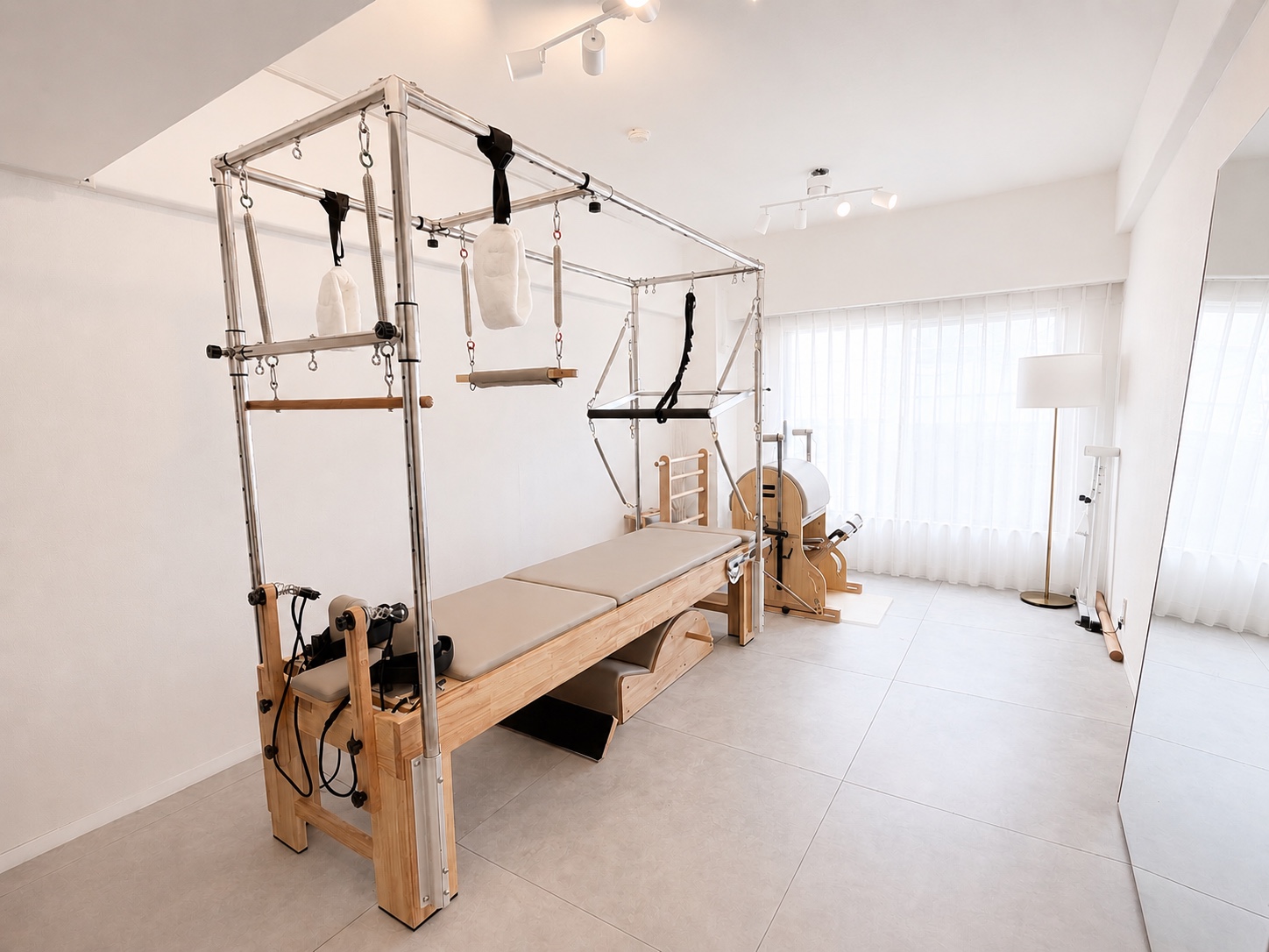 自然光が入るPilates STAGE AOYAMAの完全個室スタジオ